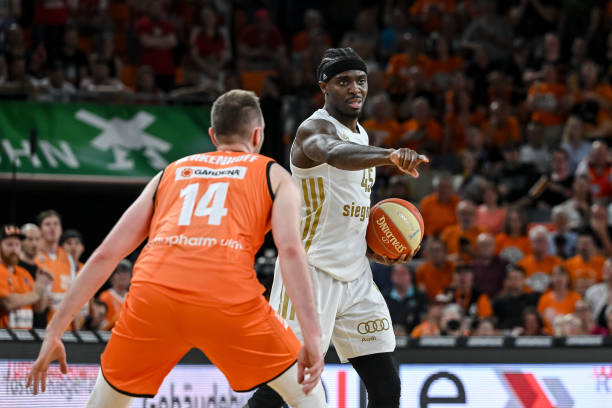 两队的教练 两队的教练